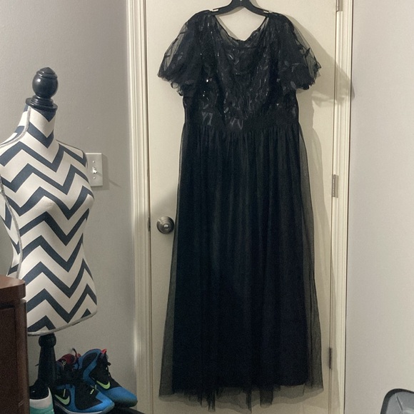 Formal dress with sequins - Picture 2 of 8